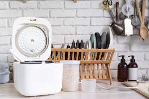 electric-rice-cooker-on-wooden-counter-top-in-the-2025-03-13-21-32-12-utc (1)